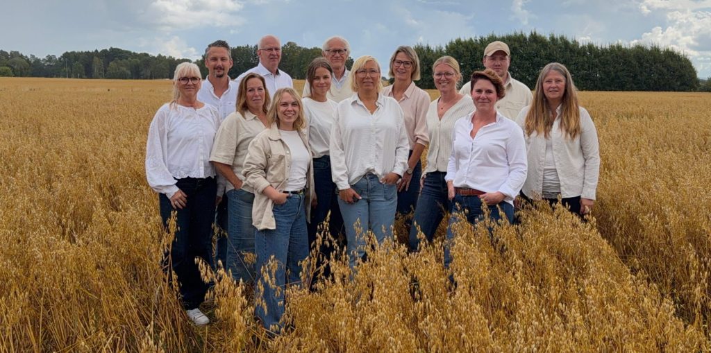 Medarbetare Agroväst i sädesfält